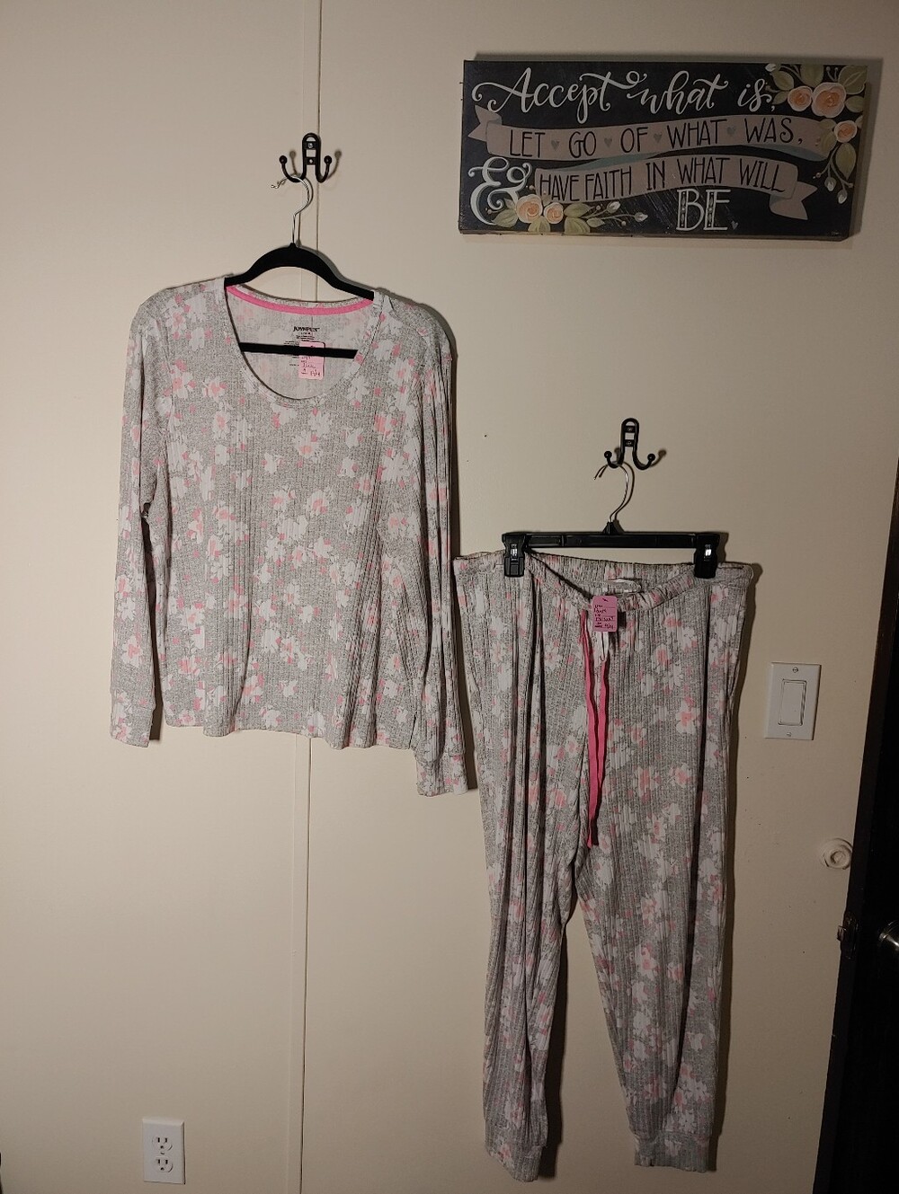 Like New Joyspun Large 12/14 Cute Grey, Pink Floral Long Sleeve Pajamas